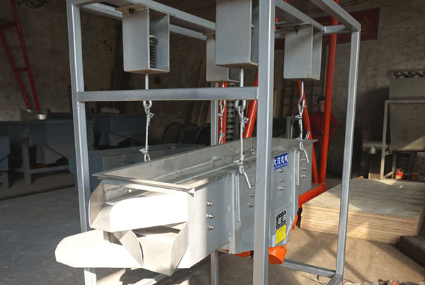 吊掛式直線(xiàn)振動(dòng)篩分機(jī)